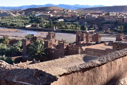 Aït Benhaddou: Ornate tower structures at the entrance to the site