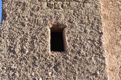 Aït Benhaddou: Close up of earth and straw wall with small window