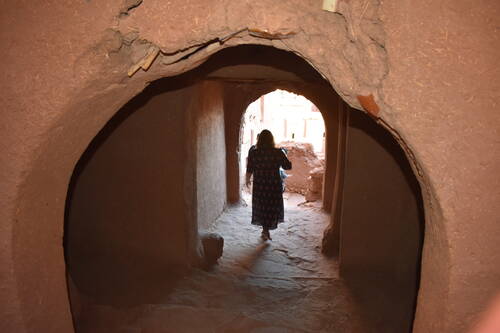 Aït Benhaddou: Woman walking through an arched passageway